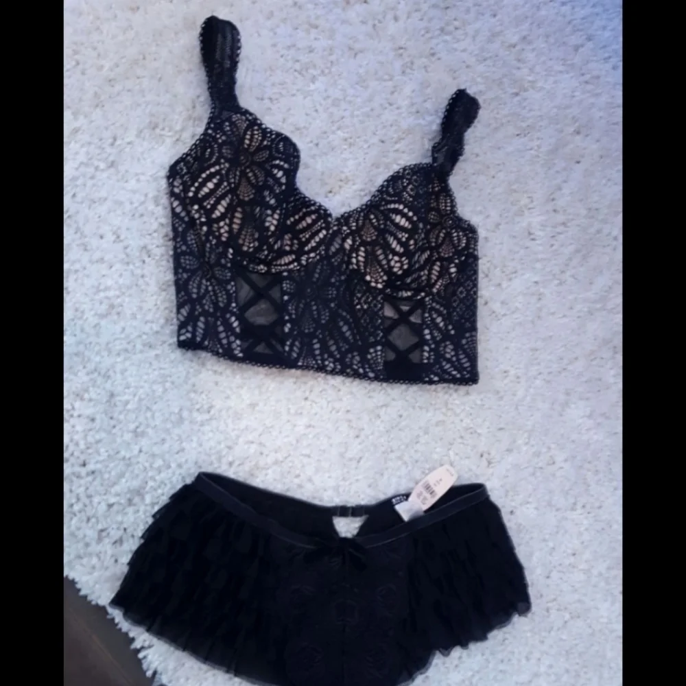 Victoria's Secret Bralette Black Lace embroidery 32c - Picture 3 of 5